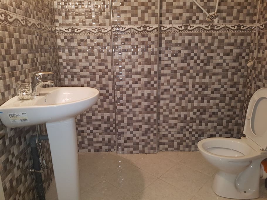 Salle de bain avec douche