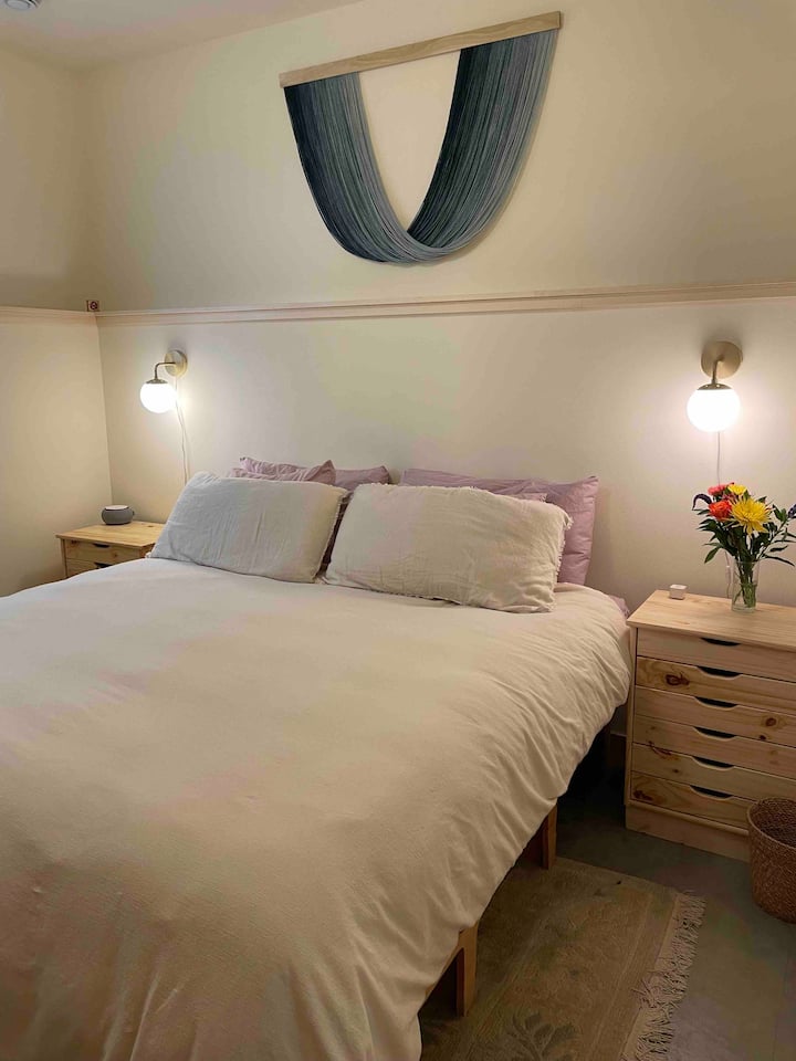 Დიდი ზომის საწოლი, პირსახოცები, სარეცხი ტანსაცმელი, თმის გასაშრობი პირსახოცები და ჩუსტები, ასევე, ხმის აპარატი