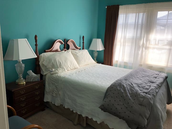 Chambre du milieu, lit queen, un placard.