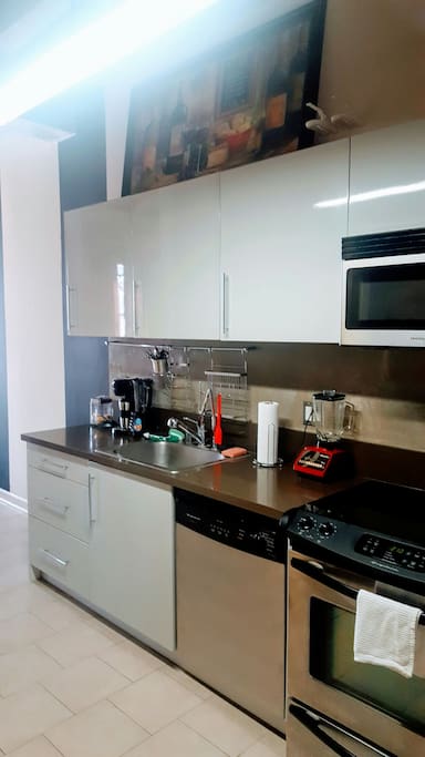 Full kitchen, stainless steel appliances