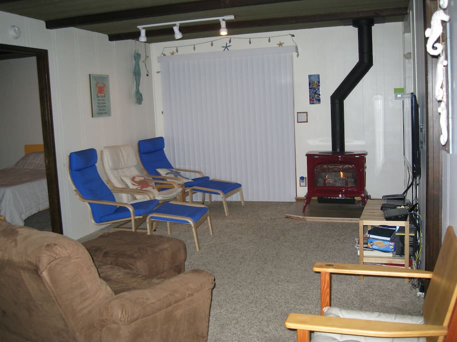 Living room with wifi, tv, dvd/blueray, thermostat controlled stove