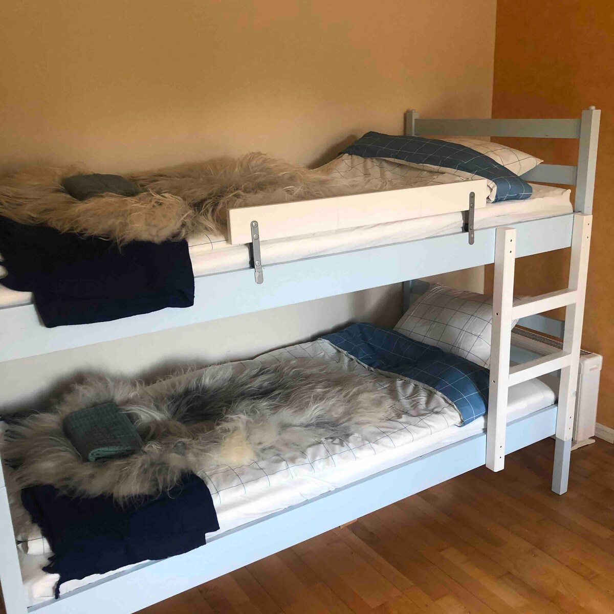 ในห้องนอนมีเตียงสองชั้นและเตียงโซฟาเราสามารถใส่เตียงเด็กได้ถ้าต้องการแต่หลังจากนั้นมันจะแออัดเล็กน้อย:)