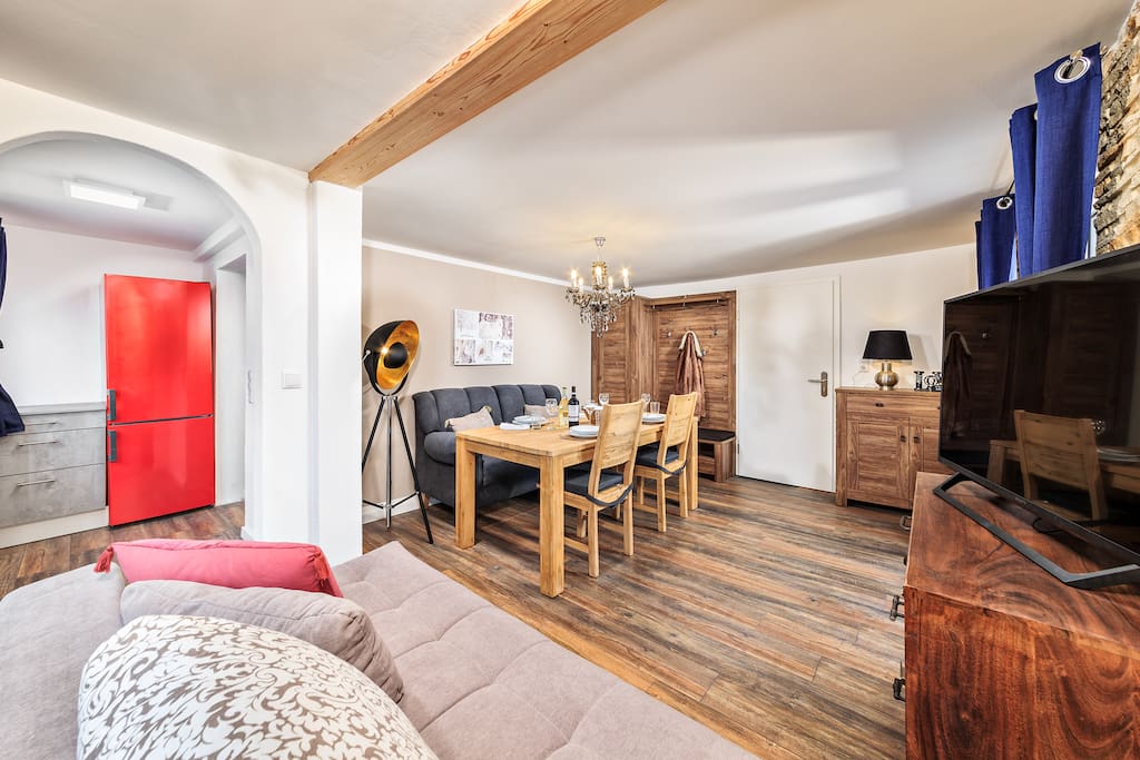Wohnraum mit bequemer Couch