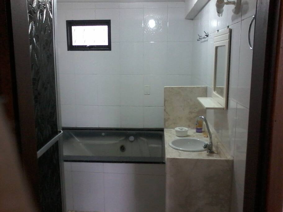 Banheiro estilo moderno com box e hidromassagem Jacuzzi.