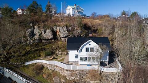 Large turn-of-the-century house with 12 beds, sea view.