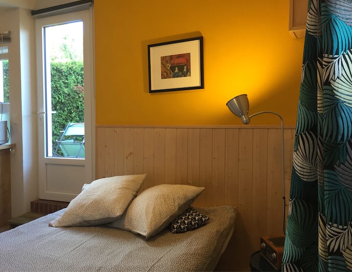 Вижда се от сгъваемия диван с размери 140X190 см. Възможност за комбиниране на леглата в 2 единични завивки или двойни завивки