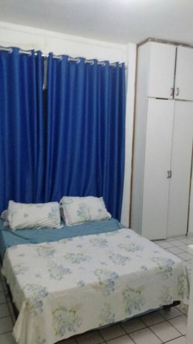 Quarto com ar condicionado.