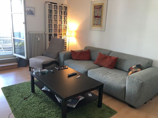 Comfy room next to city centre. Ubahn is next door