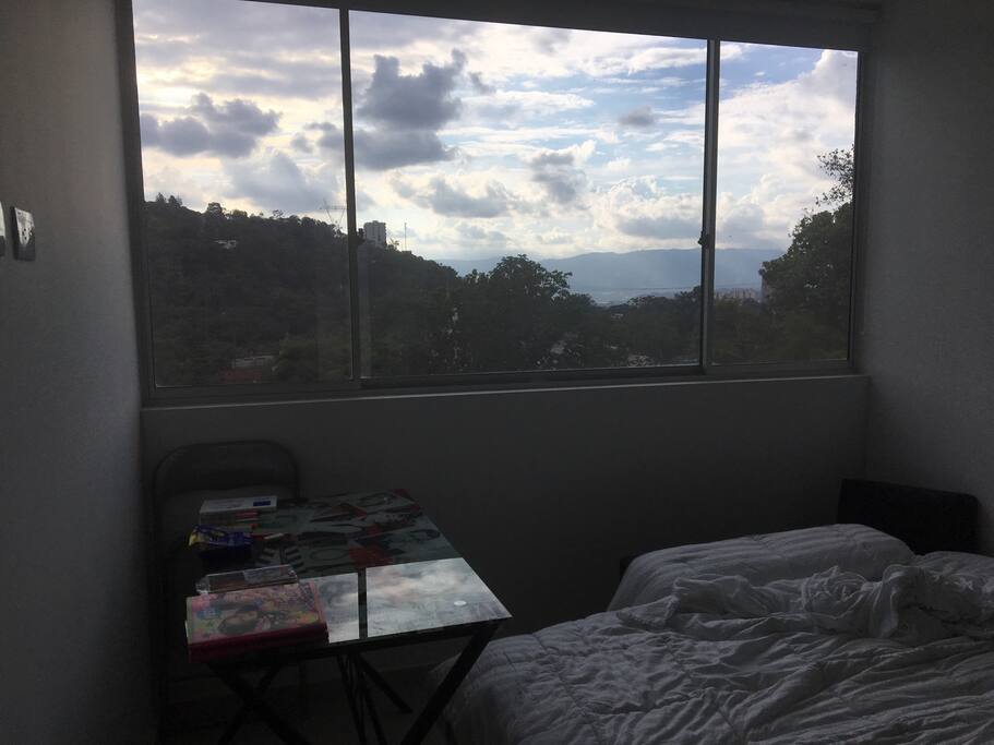 Habitacion auxiliar con vista a la piscina y sofa cama