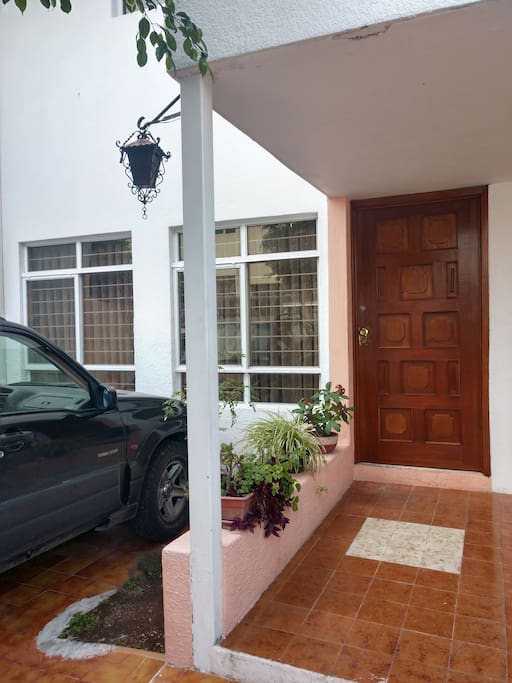 Cochera y entrada