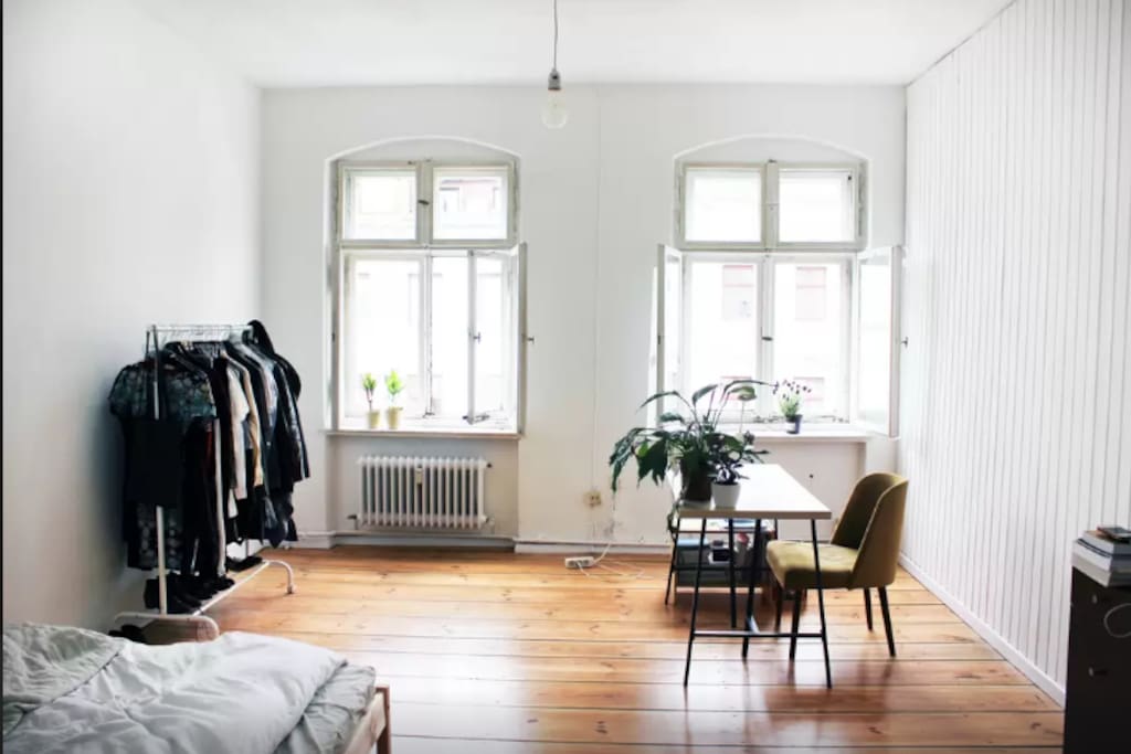 Spacious private room with deskspace