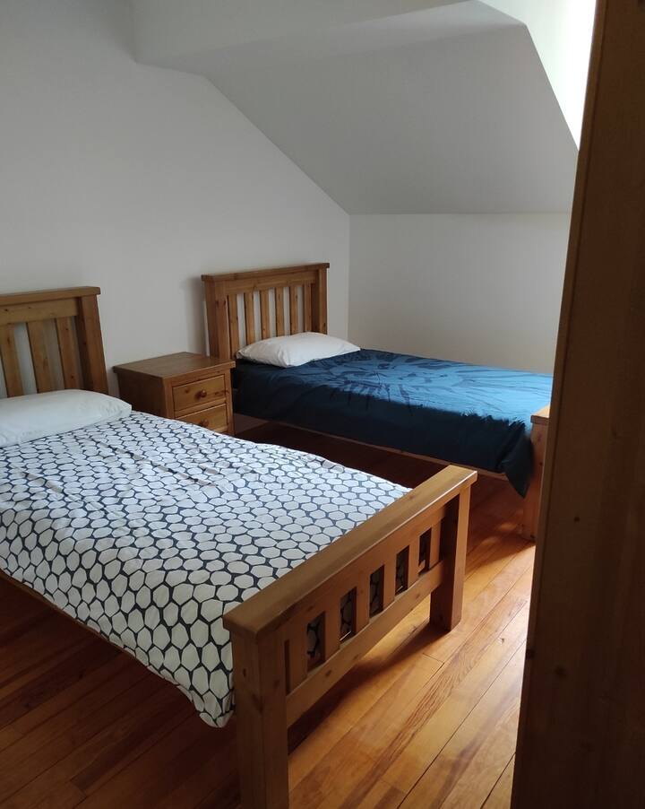 Ერთადგილიანი საწოლი საძინებელში 