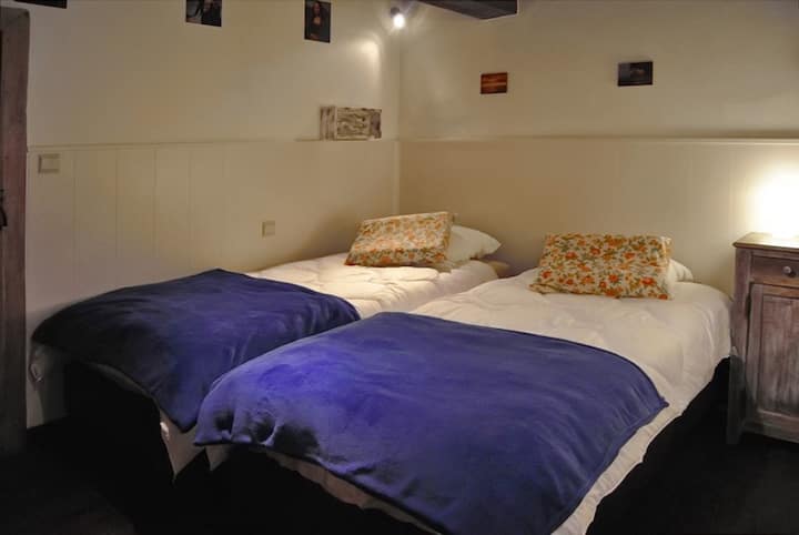 bedroom 2 (4 single beds)