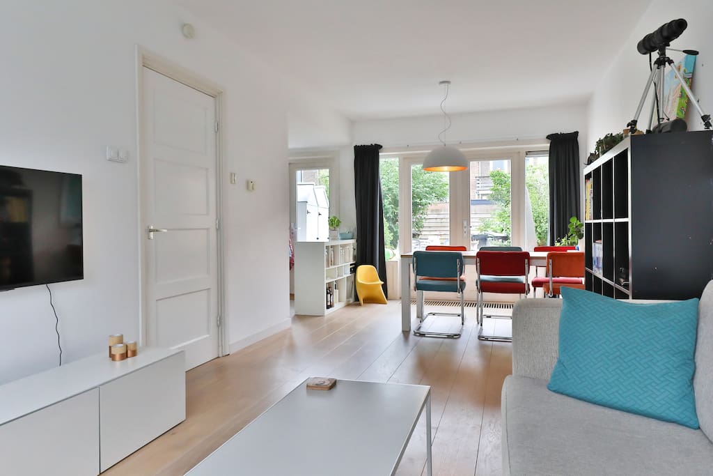 Woonkamer met openslaande deuren naar de tuin