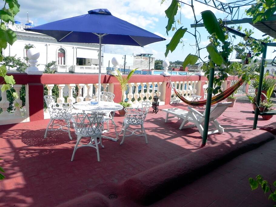 Terraza con vista al paseo del prado para uso exclusivo de los huéspedes.