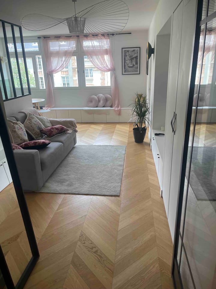 Hyrja L me pamje nga një dritare e madhe