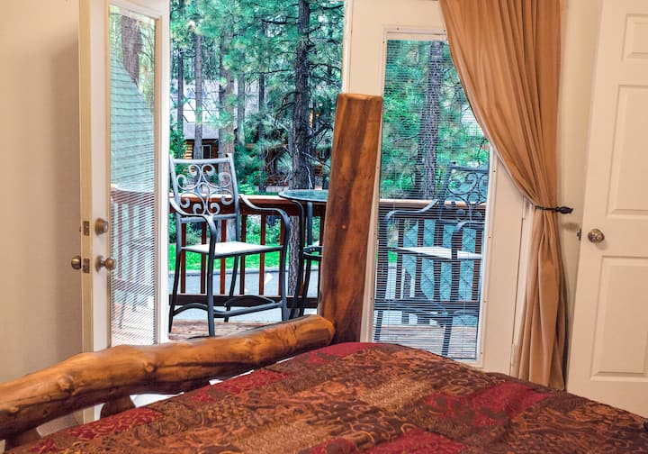 Shijo ballkonin privat jashtë dhomës kryesore të gjumit