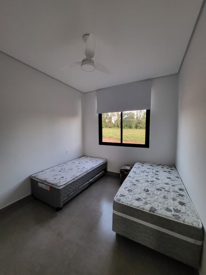 Спалня 2, приземен етаж, 1 единично легло и 1 двойно легло. Вентилатор на тавана.