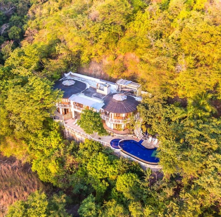 Amazing private house with stunning ocean views