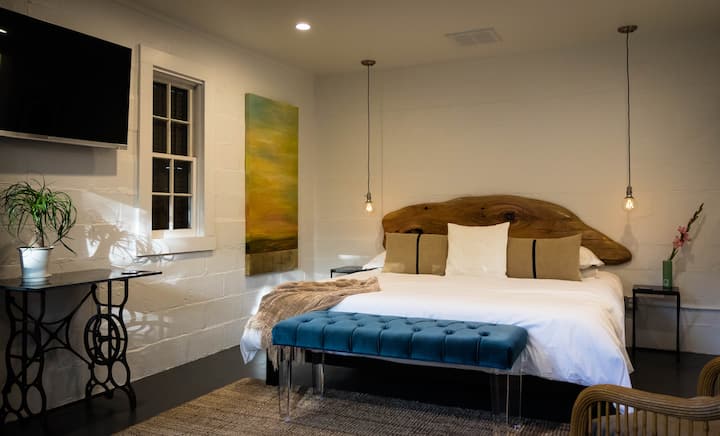 Starry's Studio- chic suite in the heart of FBG