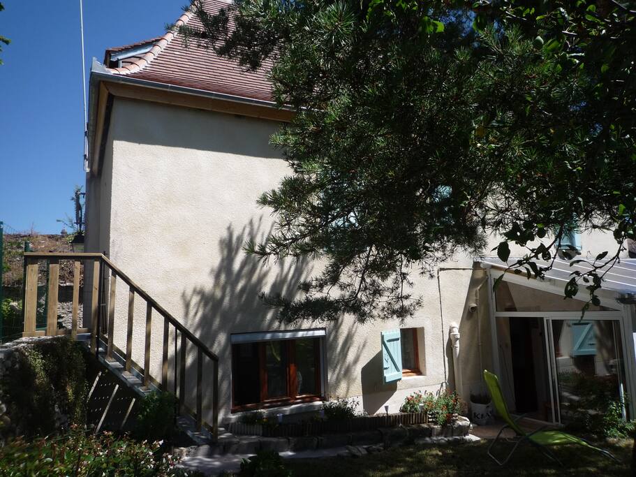 La maison est contournée par un chemin piétonnier très peu fréquenté.https://a0.muscache.com/im/pictures/5d54e8b4-dcb3-4b8e-8a60-f21a9634356d.jpg?aki_policy=x_medium
