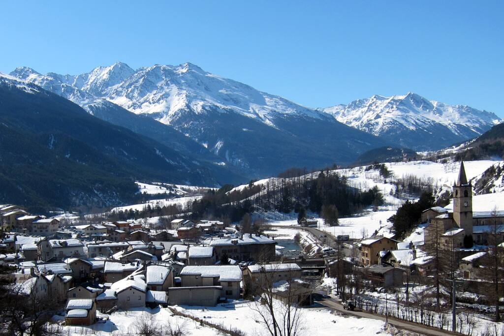 Village familiale au coeur du parc national de la Vanoise et de la station de ski de Val-Cenis.