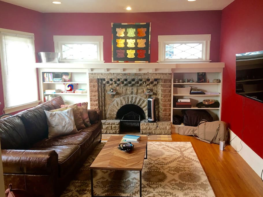 Living room: Large comfy couch, Netflix, Amazon, Hulu, but no cable. Fireplace is not functioning at this time.