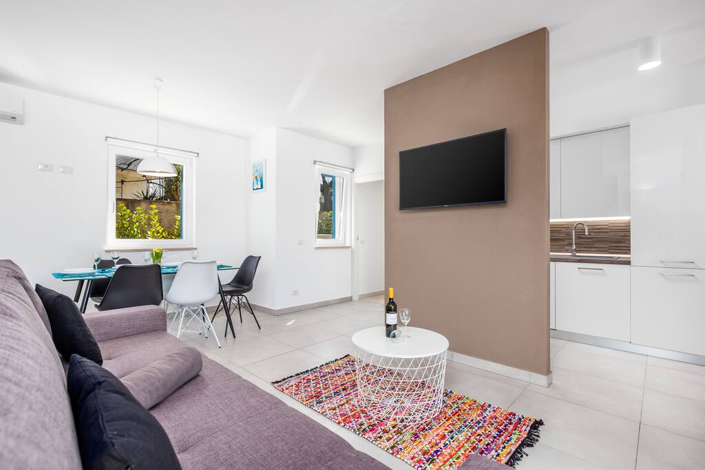 Living room with 40" flat-screen TV SAT