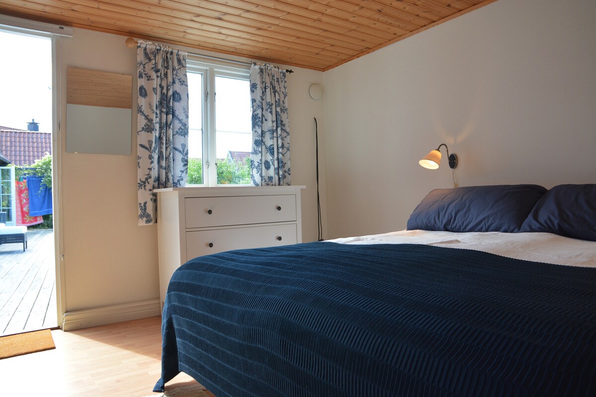 Nyumba ya wageni iliyo na kitanda cha watu wawili na kitanda cha sofa 