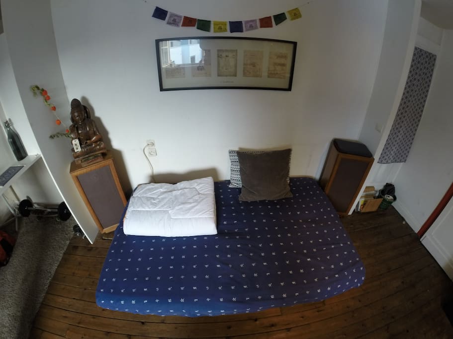 Lit confortable avec couette et coussin.