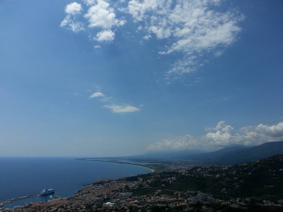 Bastia, son port et à l'horizon le cordon lagunaire