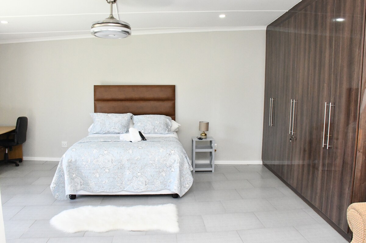 Prostrana spavaća soba i ormar