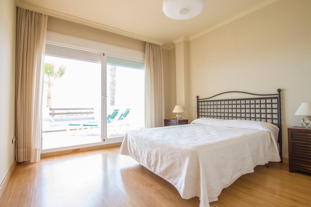 Habitación doble muy luminosa con vistas a la terraza