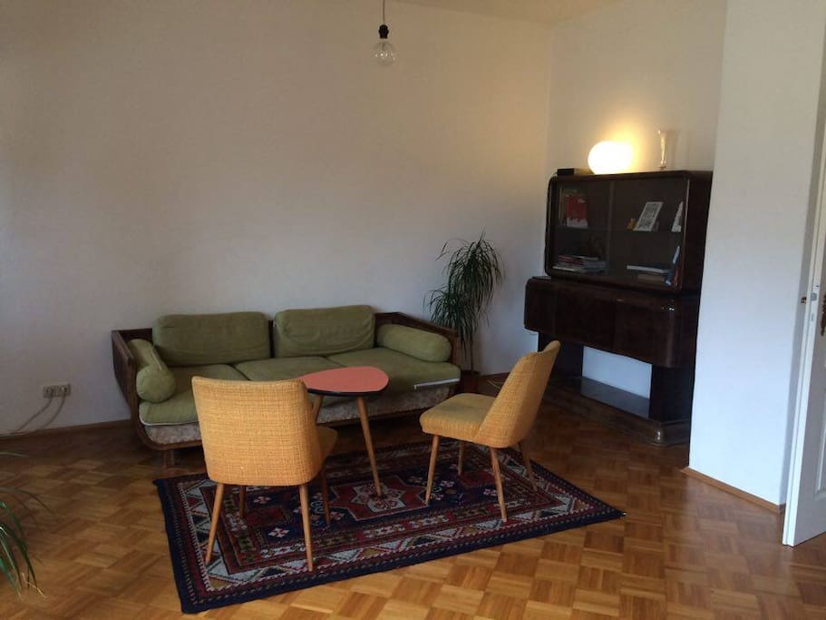 Wohnzimmer mit Sitz- und Entspann-möglichkeit