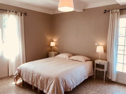 Charming private room - B&B- Balcony-Pool-Parking