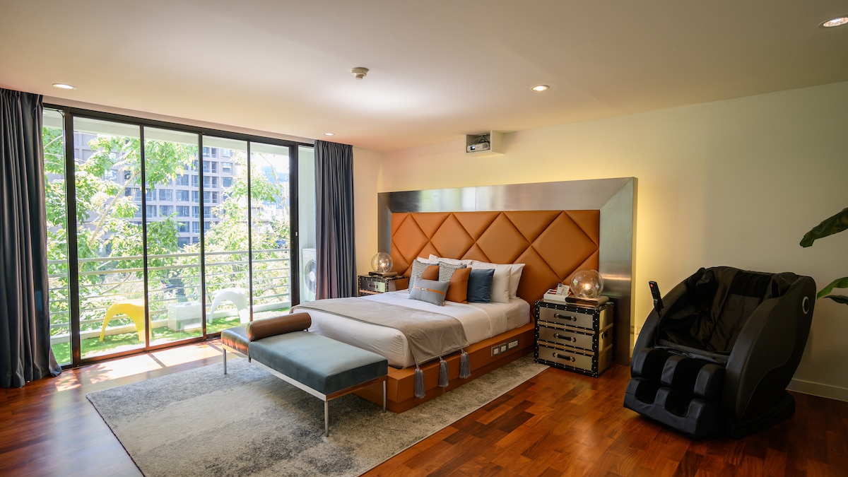 חדר שינה ראשי עם כיסא מסאז' ומרפסת