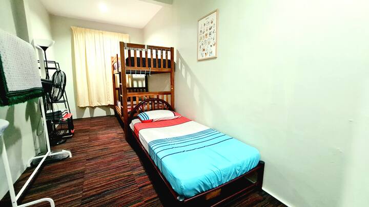 חדר 3 עם 3 מיטות