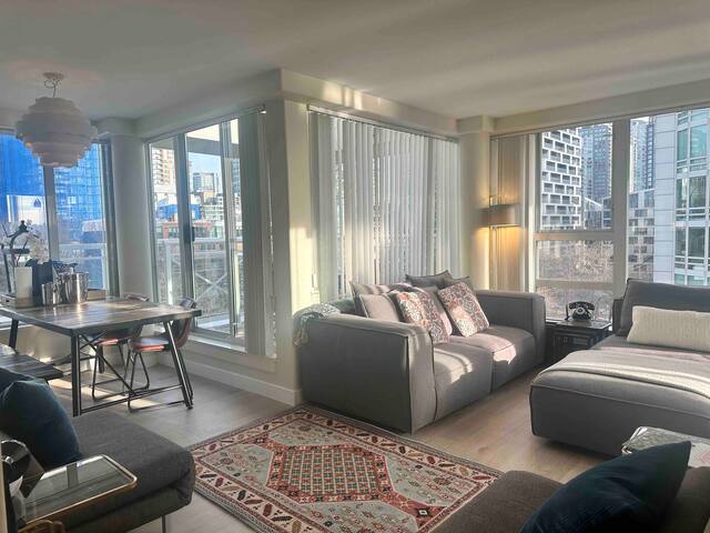 Penthouse w/ 3 Decks on Seawall with Water Views. gallery image 5