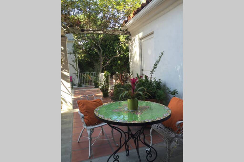 Table and chairs to have breakfast ot dinner al fresco