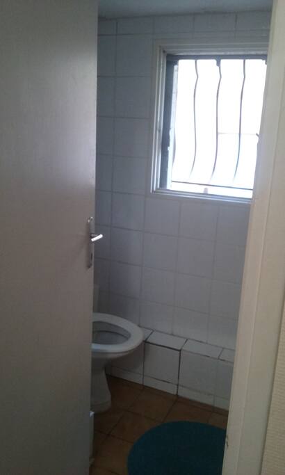 Les toilettes se trouvent dans la salle de bain