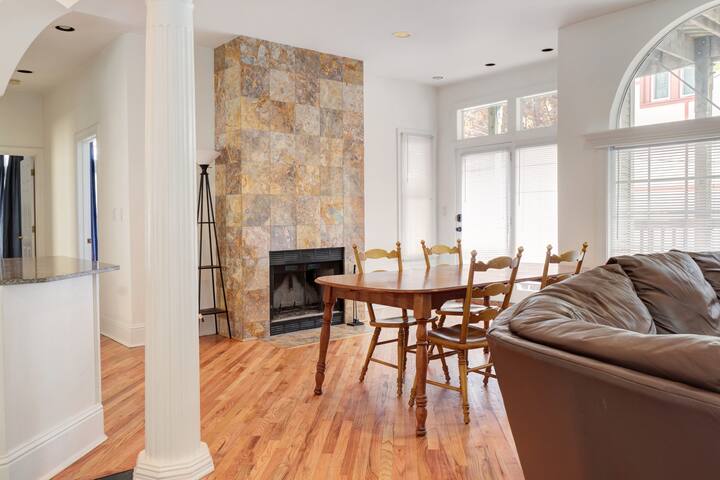 Huge Bi-Level Apartment in Amazing Location gallery image 5