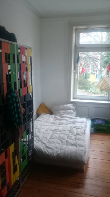 ...hier das Bett...