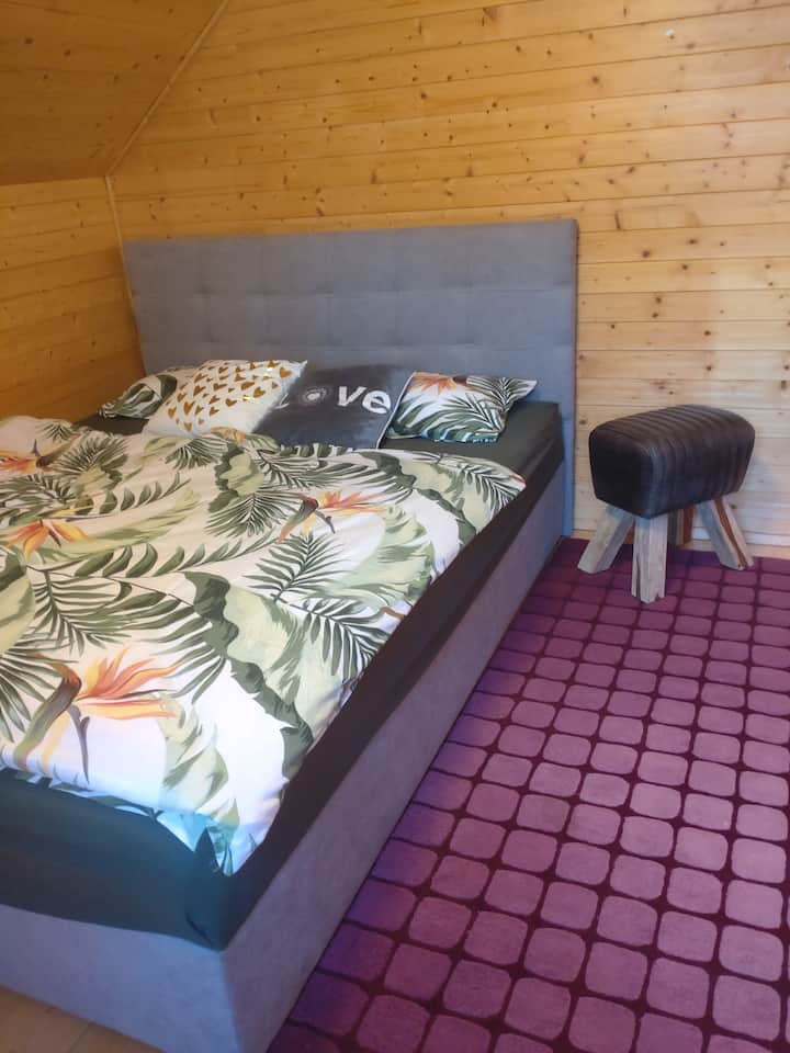 Spálňa s modernými a stabilnými posteľami s rozmermi 160x200 