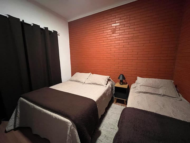 chumba cha kulala cha 3 kina kitanda cha watu wawili na kitanda kimoja ,1tv 