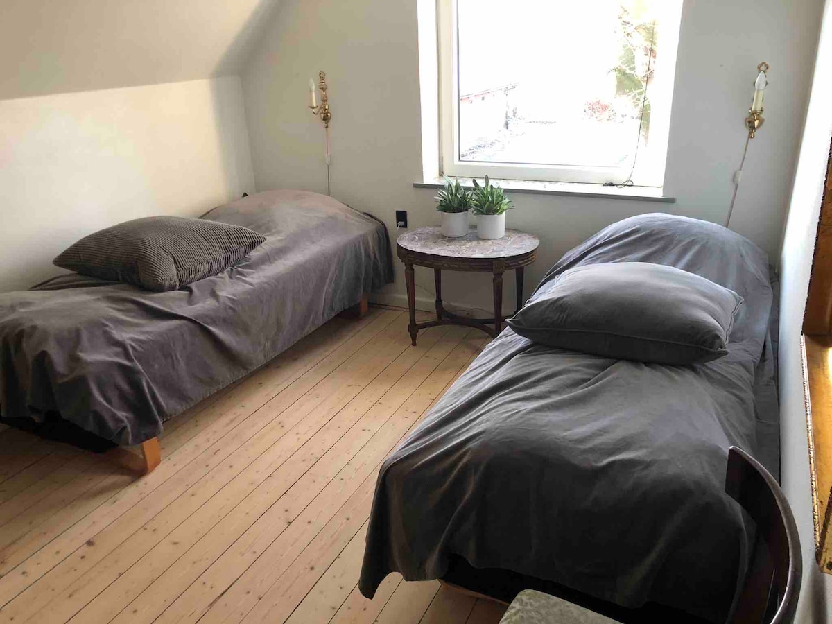 ห้องนอนที่ 2 พร้อมเตียงเดี่ยว 2 เตียงบนชั้น 1