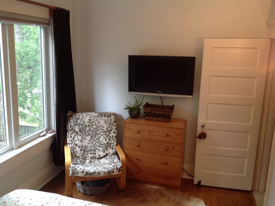 Queen Bedroom overlooking the garden 2