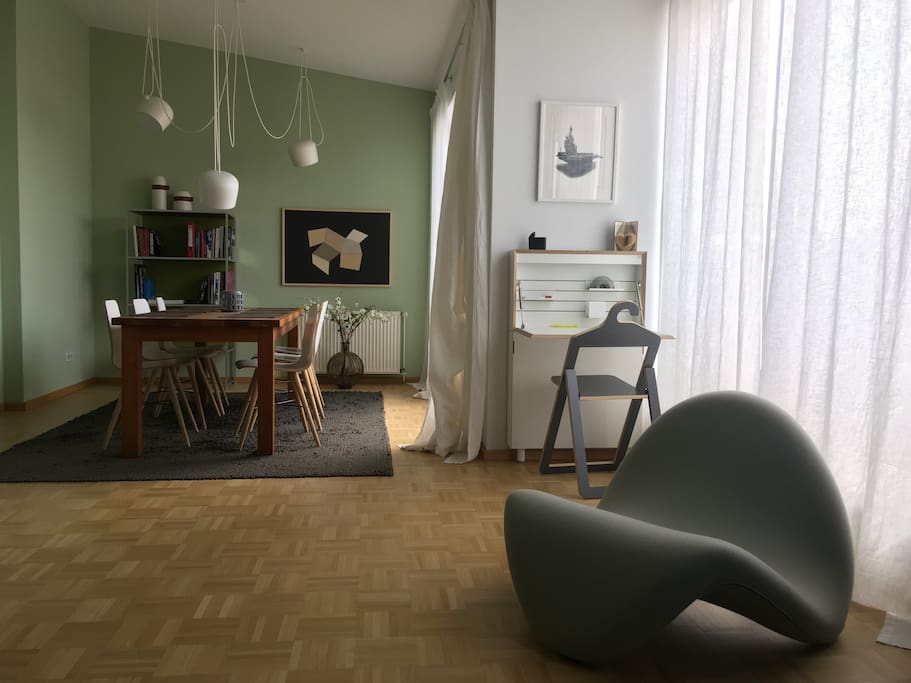 Wohnzimmer mit Esstisch und Arbeitsplatz
