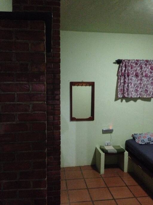 Suíte com ar-condicionado, cama de casal e guarda-roupas disponíveis