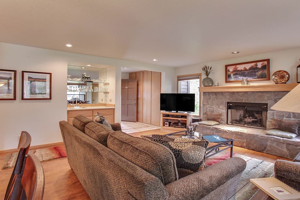 Fireplace,Hearth,Couch,Furniture,Chair