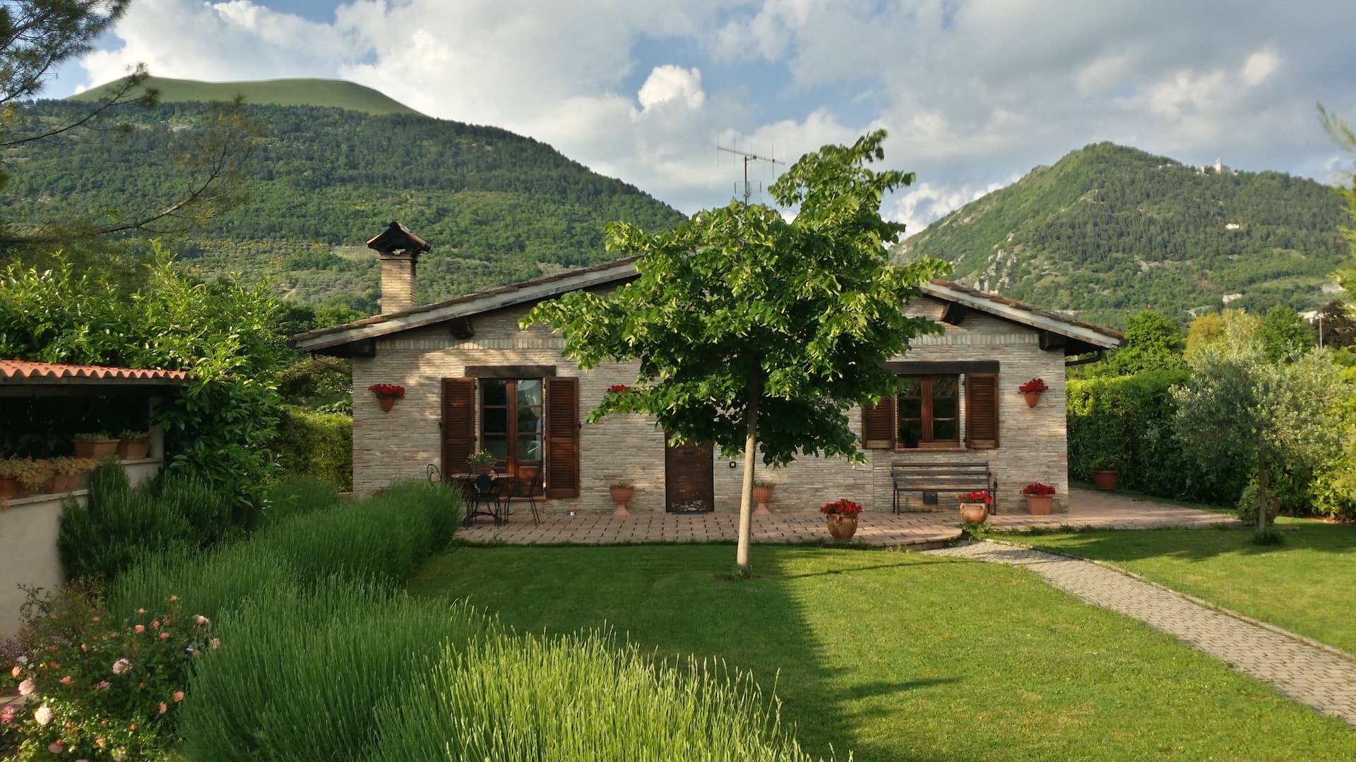 The peaceful corner in Gubbio, a dip into the Middle Ages.